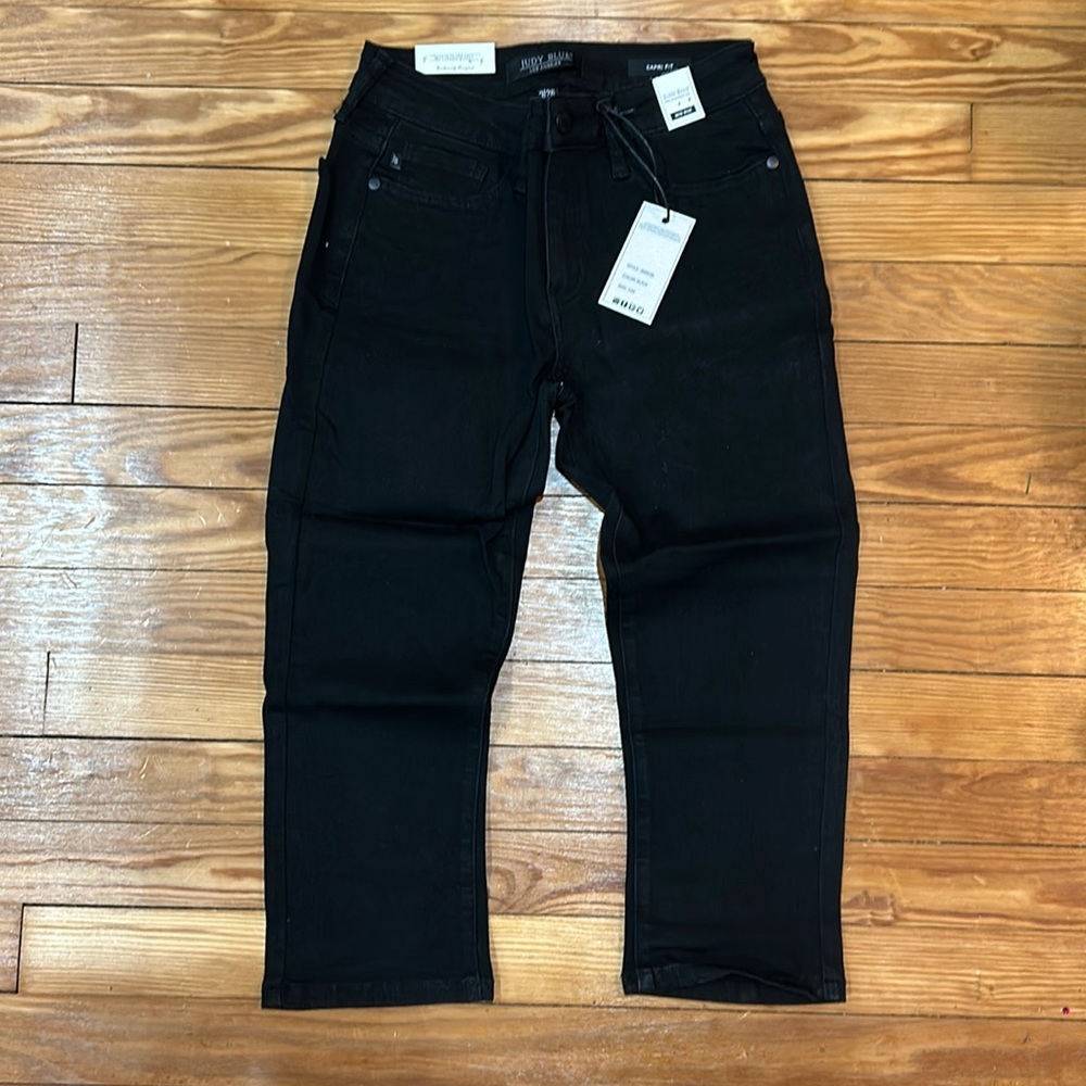 Judy Blue black mid rise capri fit